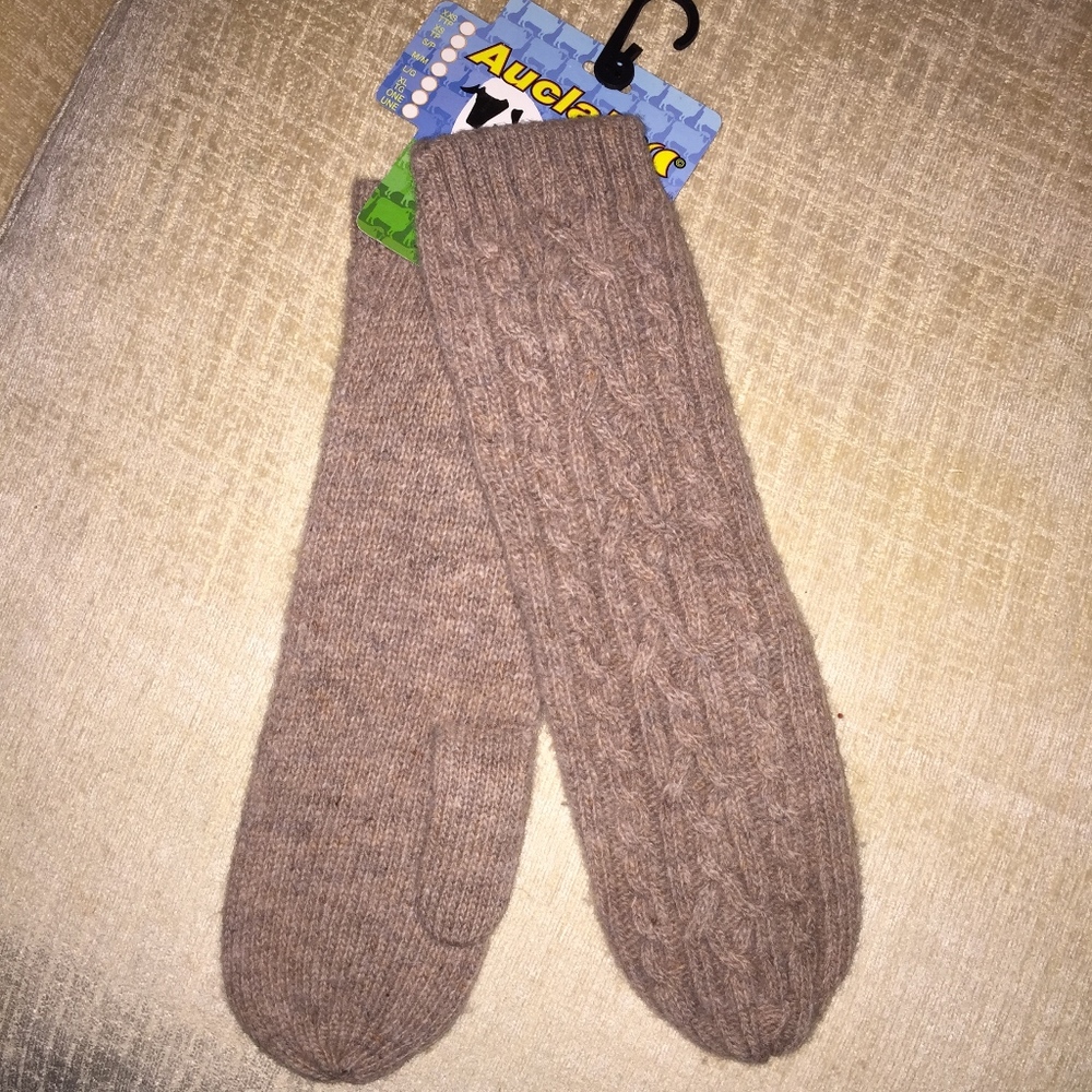AUCLAIR 100% merino cable knit mitten/NWT/WL